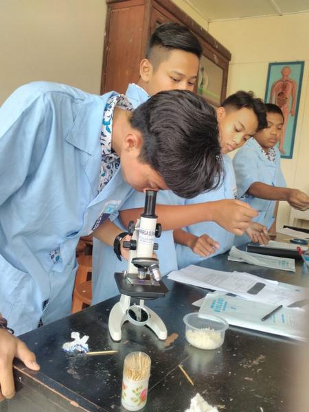 Pengamatan Bakteri pada Praktikum Biologi Kelas X di SMA WARGA Surakarta