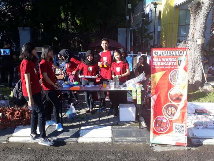 Kegiatan Kewirausahaan SMA WARGA Surakarta di CFD Jalan Slamet Riyadi Surakarta