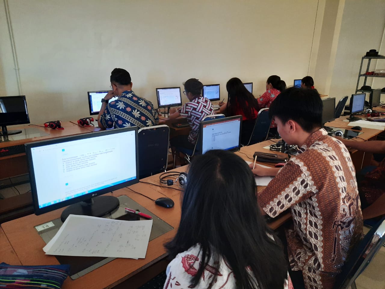 Latihan Ujian Nasional yang Pertama dengan Komputer untuk Mata Pelajaran Pilihan