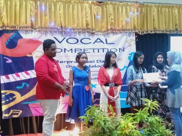 Juara 2 di STIES dan Juara 3 di UNIBA Surakarta pada Vocal Competition