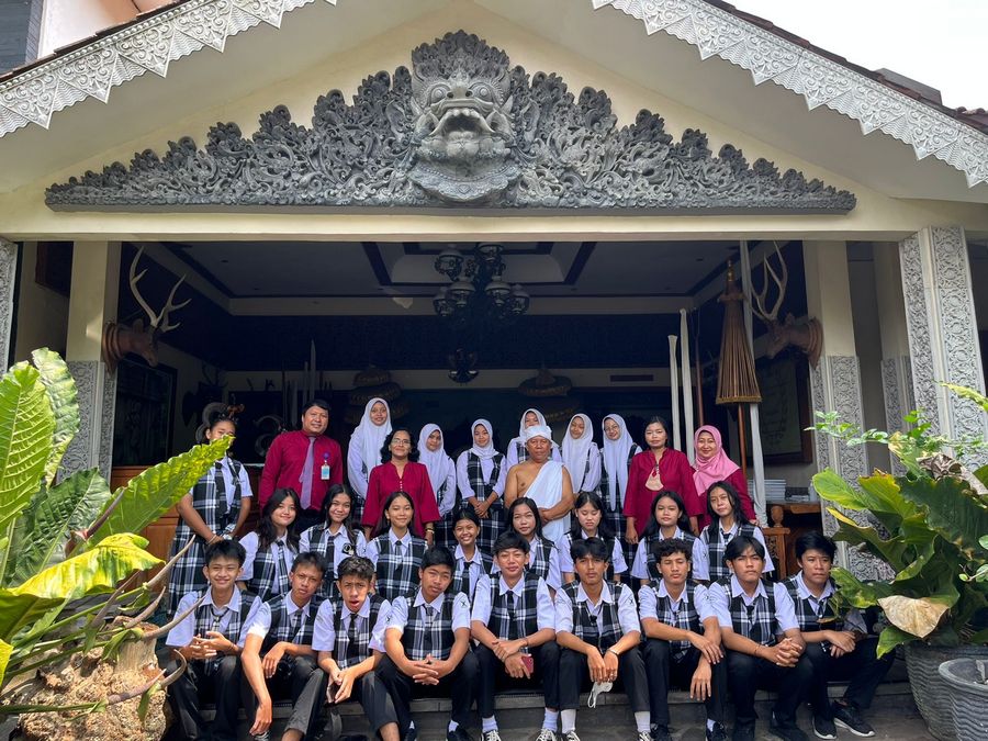 Kunjungan murid kelas X ke Museum Keris BROJOBUWONO