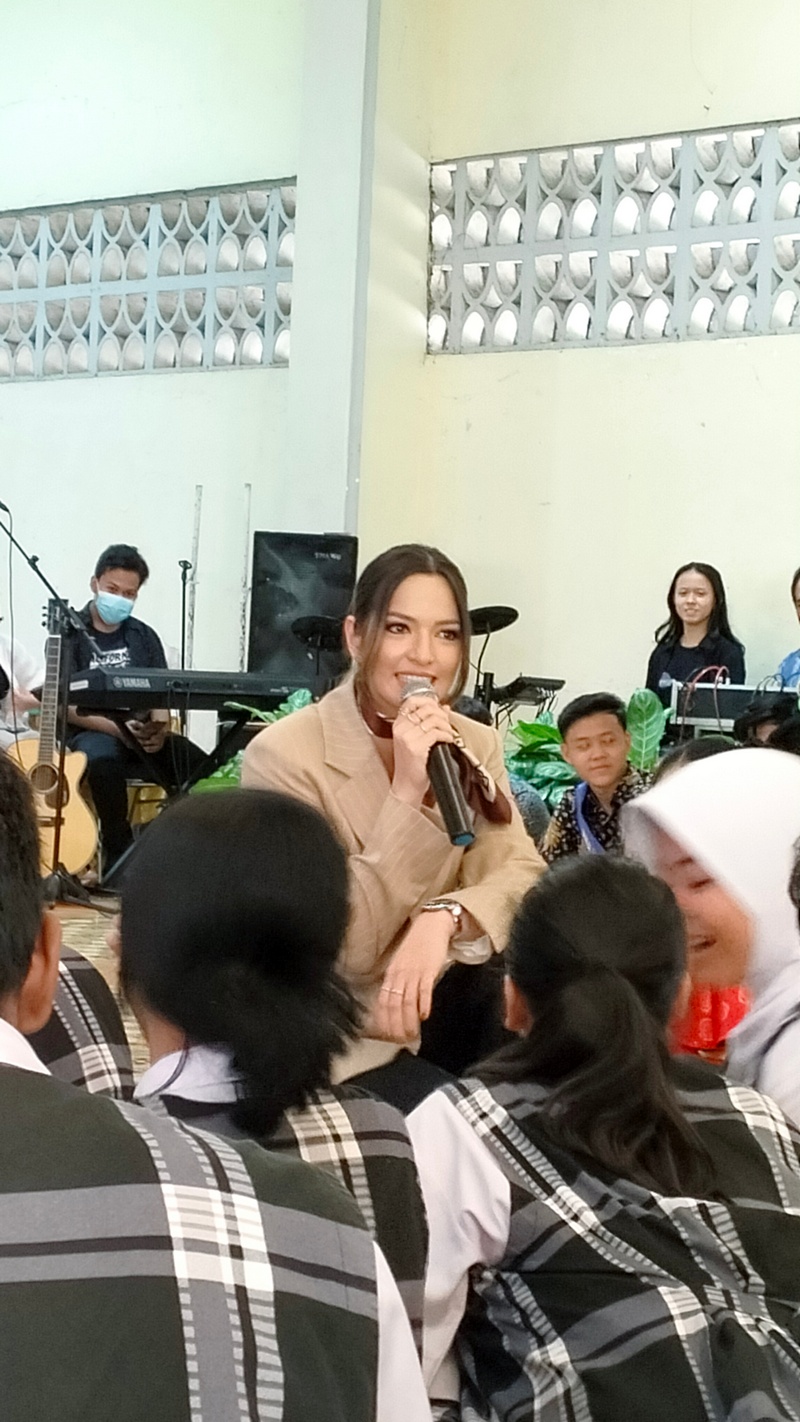 Nia Ramadhani Bakrie Goes to School