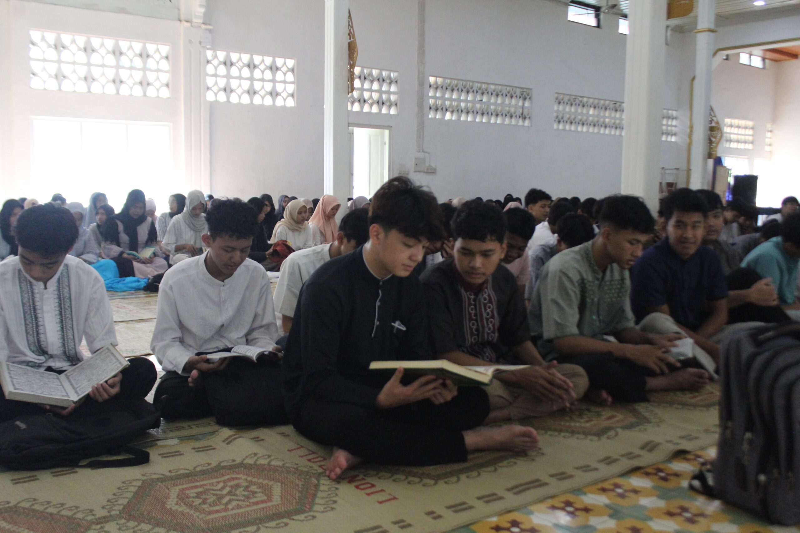 SMA Warga Gelar Kegiatan Keagamaan untuk Siswa Kelas 10 dan 11