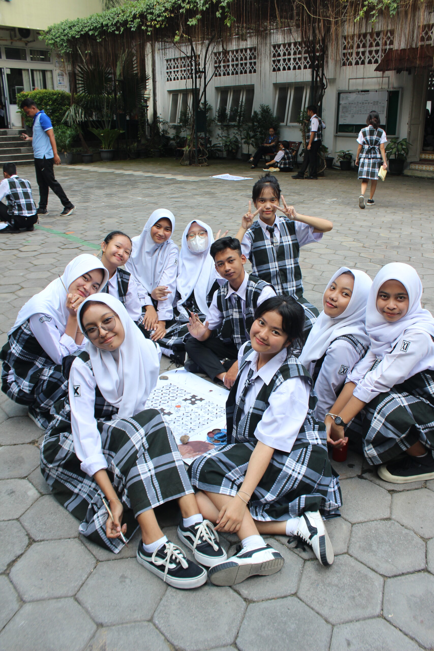 SMA Warga Gelar Workshop Kewirausahaan Melukis Motif Batik untuk Kelas 11