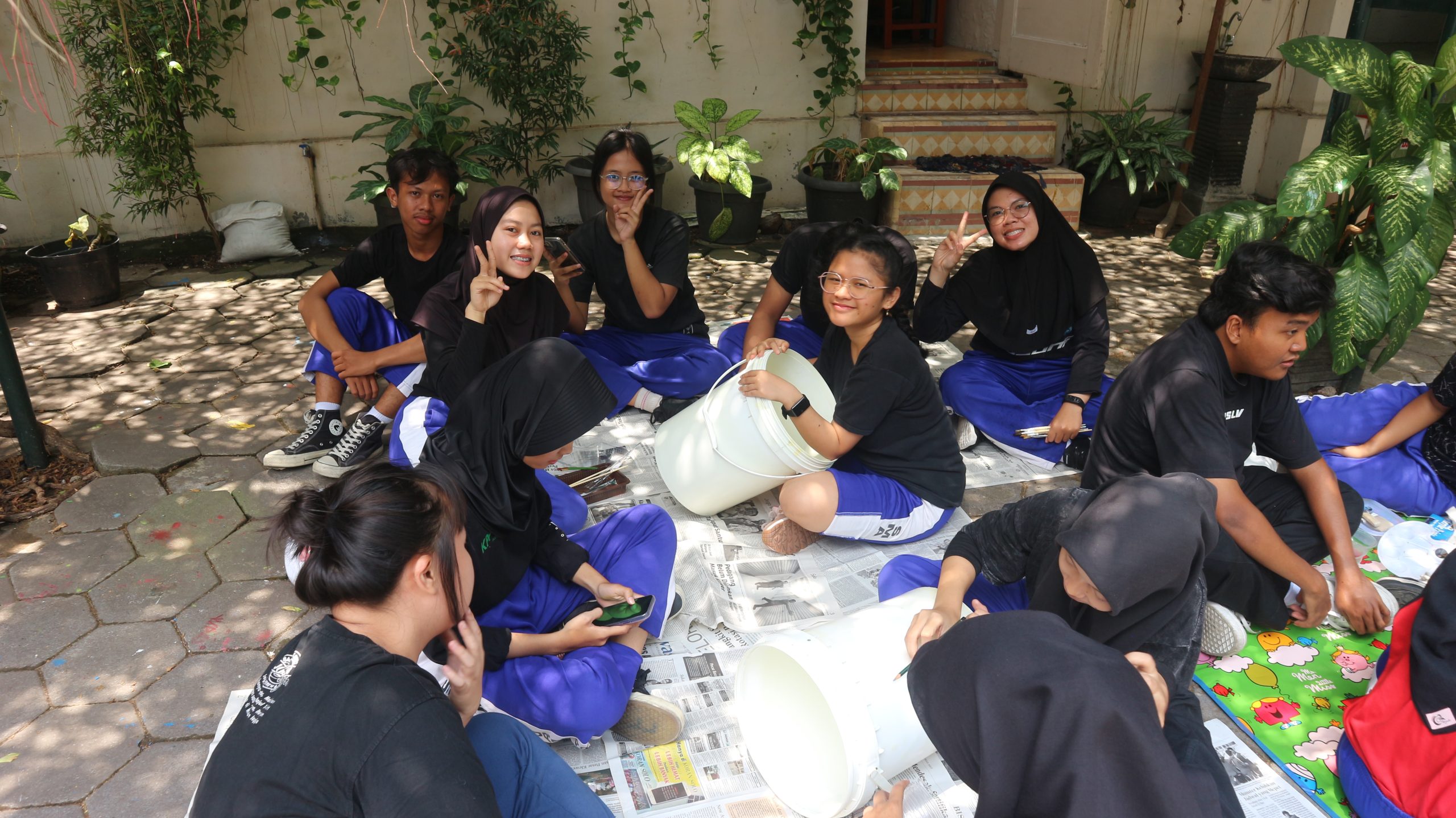 Siswa Kelas XII SMA Warga Ikuti Lomba Menghias Tong Sampah di Sekolah