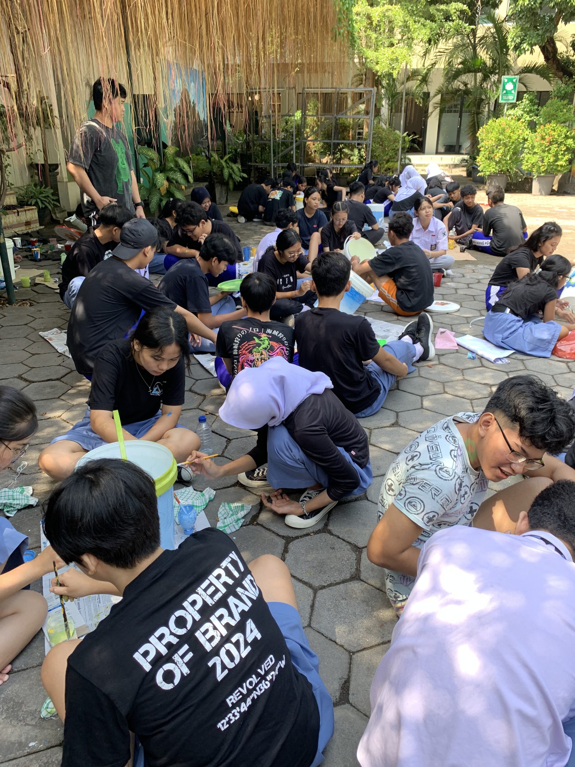 SMA Warga Ajak Siswa Peduli Lingkungan melalui Lomba Lukis Tong